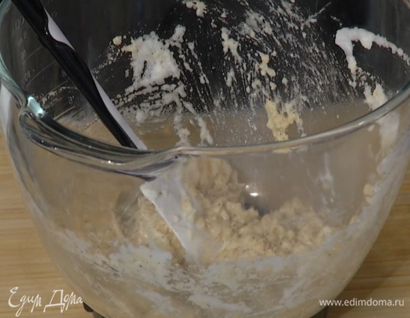 Во взбитые белки влить ванильный экстракт, всыпать орехово-сахарную массу и вымешать лопаткой.