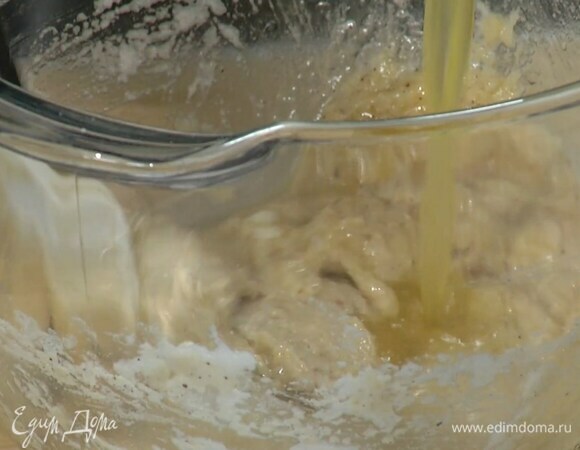 Растопленное масло перемешать с коньяком, и влить все в ореховое тесто и еще раз перемешать.