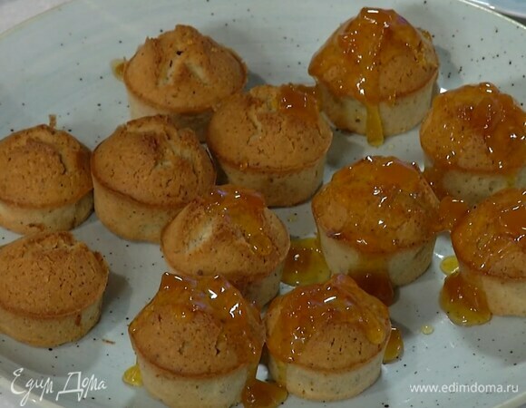 Джем выложить в сотейник, прогреть на небольшом огне так, чтобы он растворился, и полить готовые кексы.