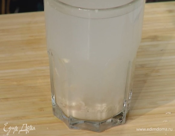 Дрожжи раскрошить в 350 мл теплой воды, добавить щепотку сахара и перемешивать, пока все не растворится.