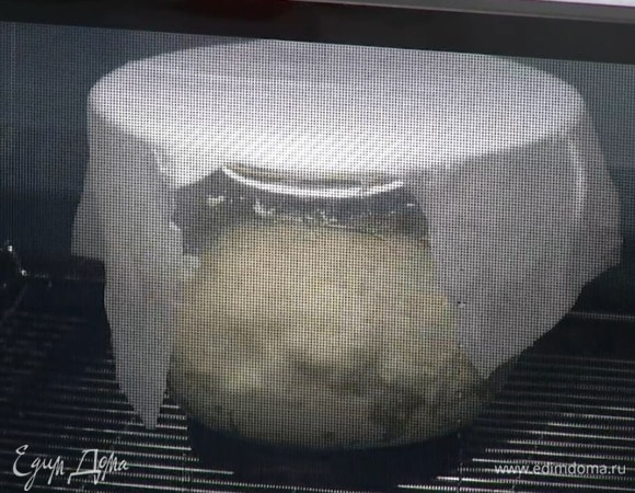 Приготовить тесто: муку всыпать в чашу комбайна, влить воду с дрожжами и вымешать все крюком для теста, затем, не выключая комбайна, влить вино и оливковое масло Extra Virgin, всыпать соль и все вымешать. Накрыть чашу влажным полотенцем и поставить в теплое место.