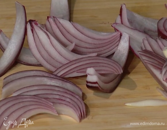 Лук почистить и нарезать дольками.