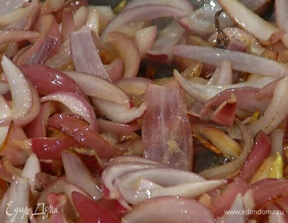 Разогреть в сковороде 1 ст. ложку оливкового и сливочное масло и обжарить лук практически до готовности, затем всыпать оставшийся сахар и перемешать.