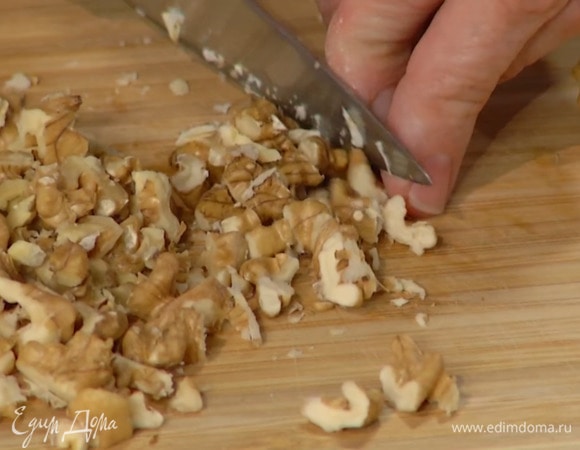 Орехи порубить ножом.