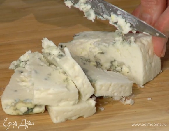 Сыр нарезать небольшими кубиками.