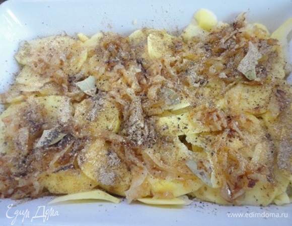 Смажьте чесночным маслом большую форму для запекания. Выкладывайте слой картофельных кружков слегка внахлест, посыпайте луком, приправляйте грибным порошком, солью (помните, что лук у вас уже соленый) и перцем, сбрызгивайте чесночным маслом или посыпьте сухим чесноком. Кроме перца добавьте любимые пряные травы.