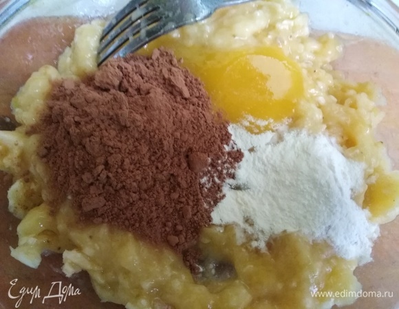 Добавить мед, какао, разрыхлитель. Перемешать.