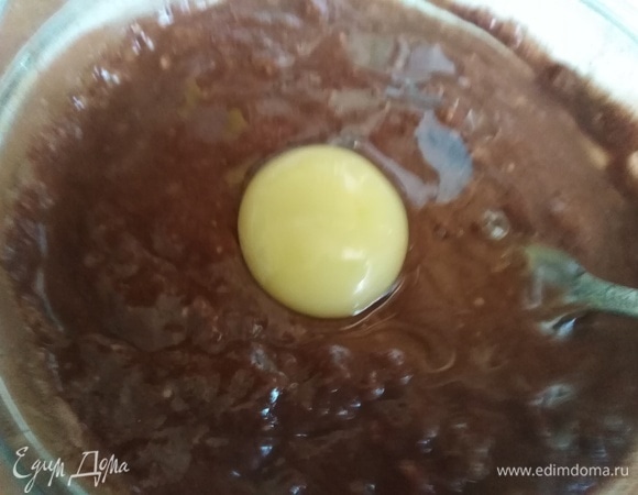 Вбить яйцо. Хорошо венчиком перемешать массу.
