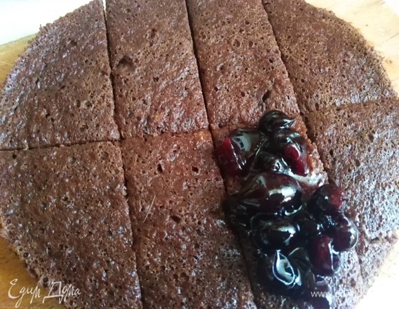 Разрезать. Смазать кремом, вареньем, творожным сыром, добавить орешки или сухофрукты. На ваше усмотрение. Сделать слоеный тортик или пирожное. В любом случае получается вкусно, а главное, быстро, без заморочек.