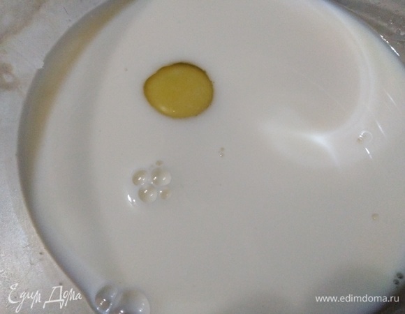 В молоко вбить яйцо, добавить соль и сахар.
