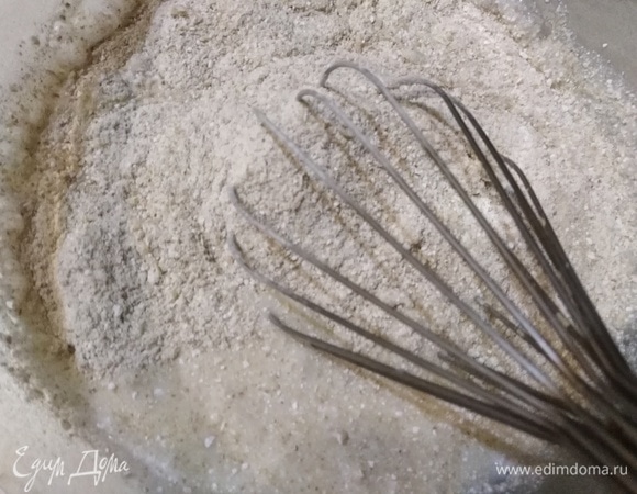 Всыпать муку.