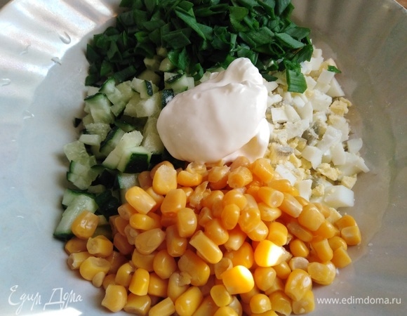 Яйца, огурец и лук нарезать. Добавить кукурузу, посолить. Заправить сметаной.