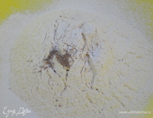 Включить духовку на 180°C. Зерна из одной коробочки кардамона растереть в ступке и добавить с корицей, солью и разрыхлителем к просеянной муке. Перемешать.