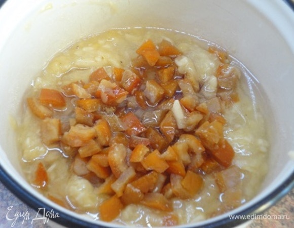 Разомните банан вилкой в однородное пюре. Добавьте сахар и масло, тщательно перемешайте. Выложите изюм (у меня апельсиновые цукаты собственного приготовления) вместе с жидкостью, в которой он замачивался, и снова перемешайте.