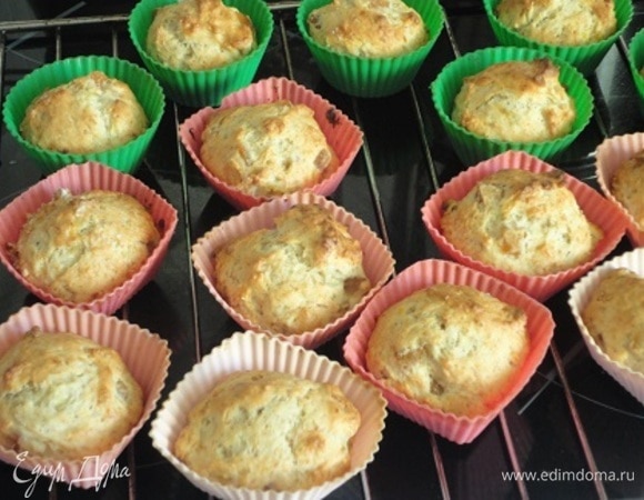 Соедините жидкие и сухие ингредиенты, быстро перемешайте, не слишком сильно вымешивая. У вас должно получиться густое тесто. Выложите тесто в формочки для маффинов (примерно по 1 ст. л.). Выпекайте 15–20 мин.