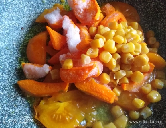 Добавить нарезанную тыкву и кукурузу. Жарить в течение 5 минут, помешивая.