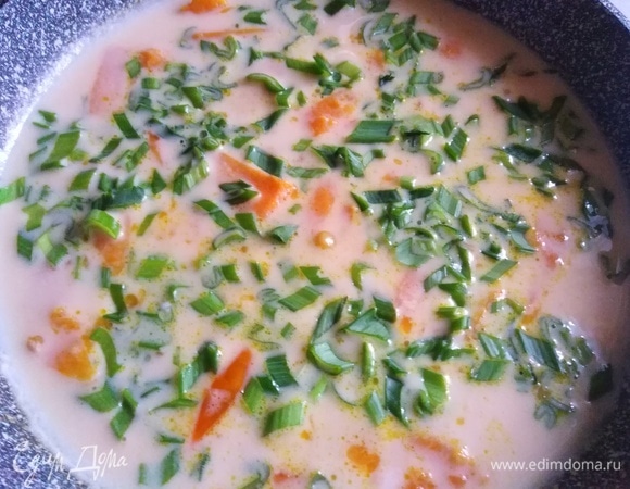 Яйца взболтать с молоком. Посолить. Залить этой смесью овощи. Добавить зеленый лук.