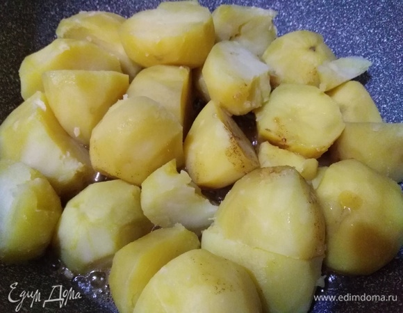 Выложить отварной картофель. Жарить, помешивая, 5–7 минут.