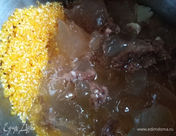 Соединить с мясным бульоном. Варить с момента закипания на тихом огне под крышкой 15 минут, изредка помешивая.