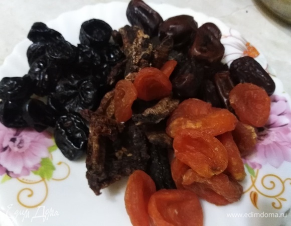 Подготовить сухофрукты. Промыть. Из фиников предварительно вынуть косточки. Половину фиников отложить для крема.