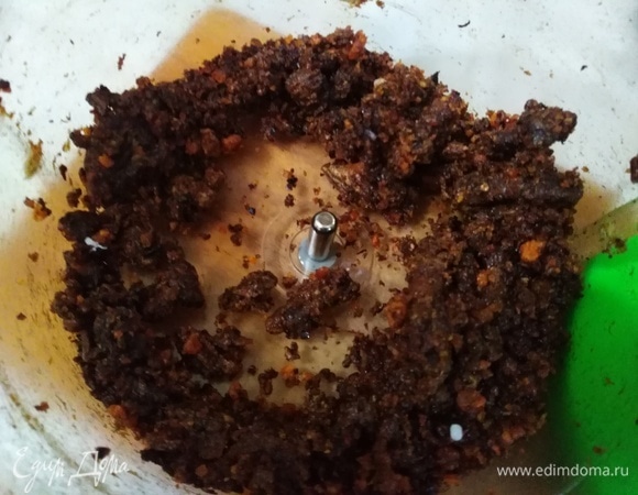 Сухофрукты перебить блендером.