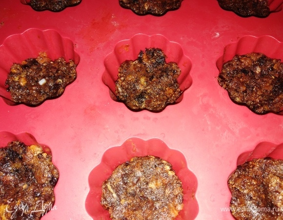 Заполнить массой ячейки силиконовой формы на половину, утрамбовать.