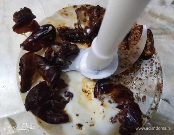 В блендер выложить оставшиеся финики, влить остатки молока, добавить кофе.