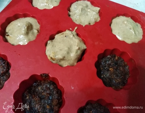 Выложить поверх массы из сухофруктов. Убрать в морозилку до полного застывания.