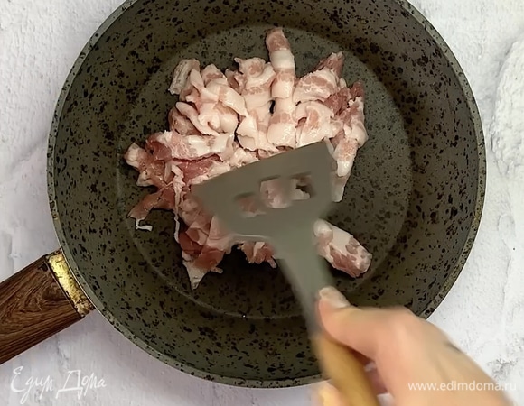 Бекон нарезаем на тонкие полосочки и обжариваем пару минут.