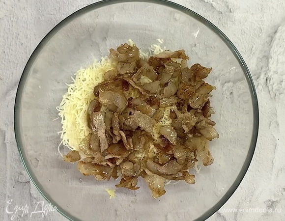 Сыр и чеснок натираем на мелкой терке, добавляем обжаренный бекон.