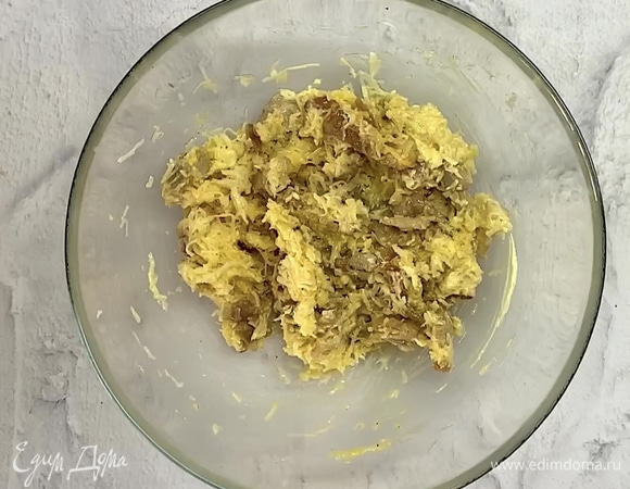 Добавляем сырный соус или майонез. Перемешиваем.