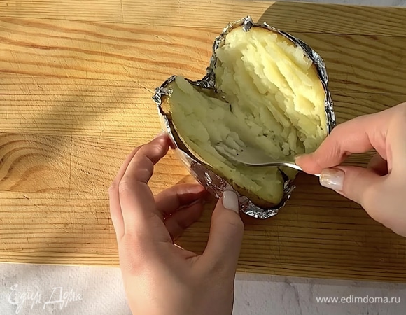 Разминаем мякоть картофеля вилкой до состояния пюре.