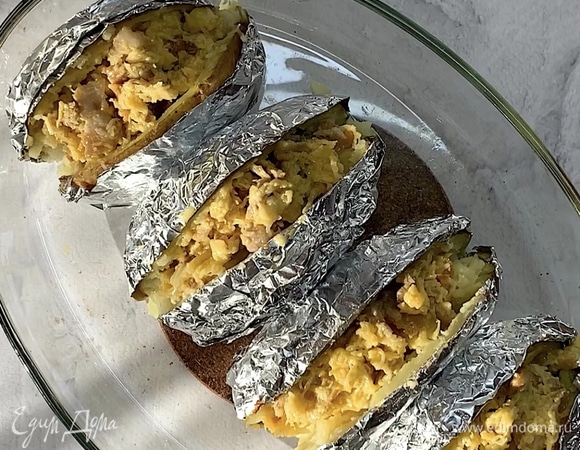 Перекладываем обратно в форму. В серединку выкладываем начинку и ставим в духовку еще на 10 мин.