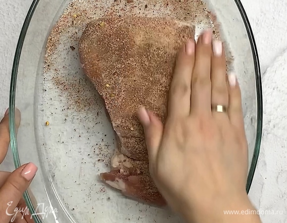 Смешиваем специи и хорошо натираем ими мясо со всех сторон.