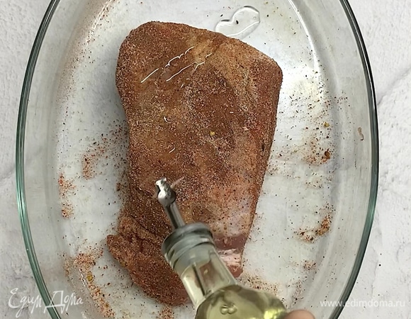 Так же смазываем растительным маслом и по желанию добавляем травы.