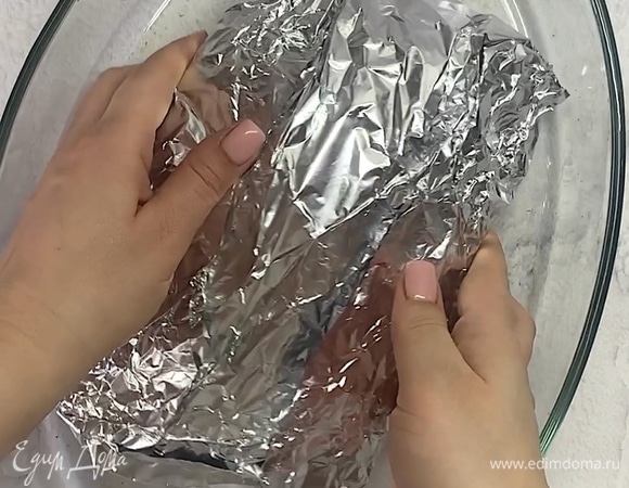 А затем — в несколько слоев фольги. Так сок не вытечет и мясо получится сочным. Ставим в духовку при 180°C на 30 минут и затем при 160°C еще на 1 час.