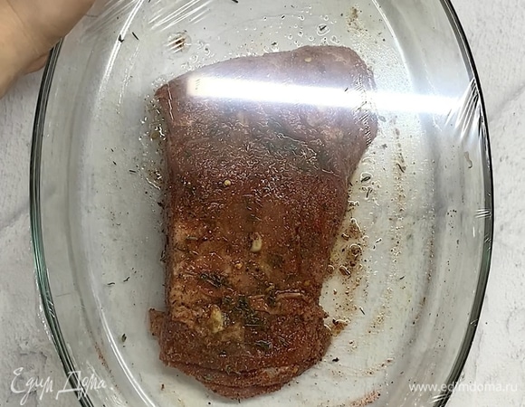 Накрываем пленкой и убираем в холодильник на 1–2 суток.