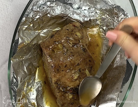 Убираем верхний слой фольги и бумагу для выпекания и ставим в духовку при 160°C еще на 30 минут, чтобы появилась корочка.