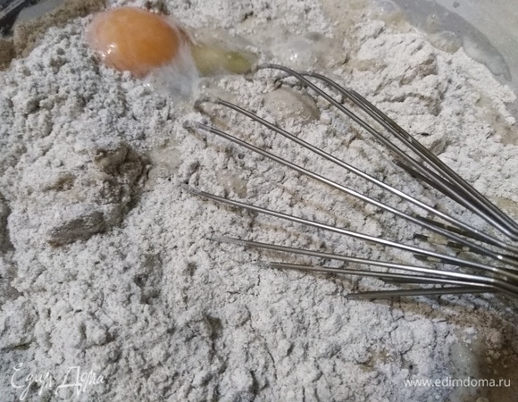 Влить молоко, вбить яйцо.