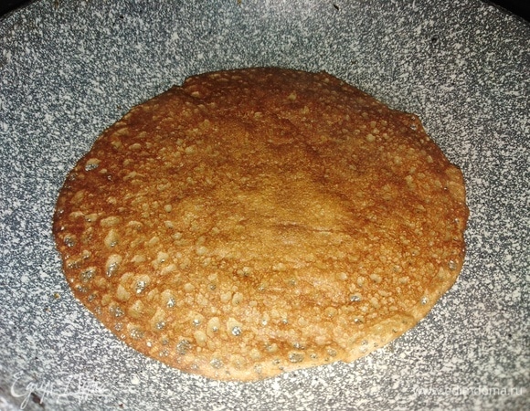 Сковороду смазывать через блин.