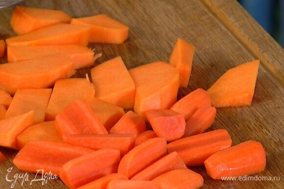 Тыкву, батат и морковь почистить и нарезать кусочками.