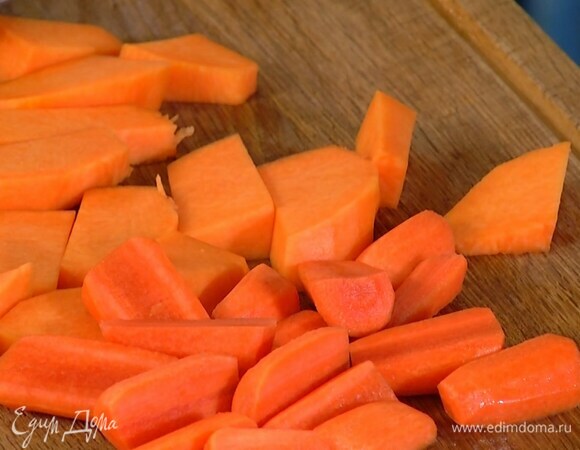 Тыкву, батат и морковь почистить и нарезать кусочками.