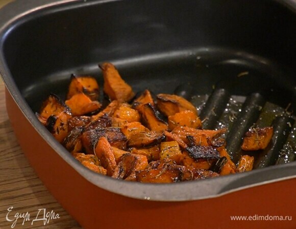 В небольшой противень выложить нарезанные овощи, листья тимьяна и розмарина, посыпать все чили с кориандром, слегка посолить и поперчить, полить 1–2 ст. ложками оливкового масла и запекать в разогретой духовке 25–30 минут.