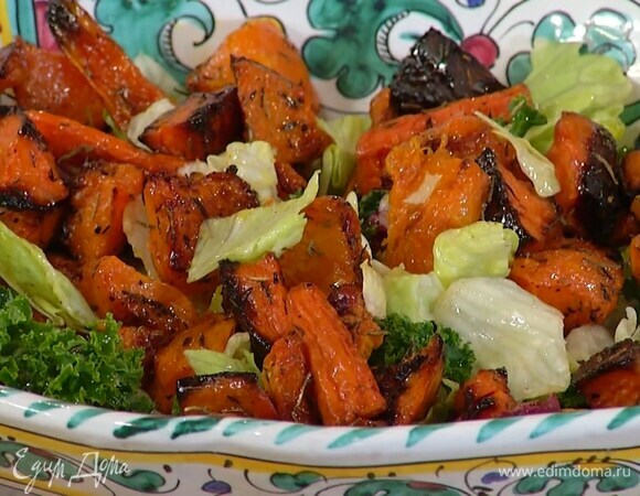 Листья салата выложить в глубокую тарелку, полить оставшимся оливковым маслом, лимонным соком, посолить, поперчить, сверху разложить запеченные овощи.