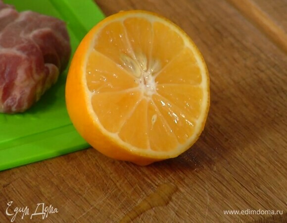 Из половинки лимона выжать сок.