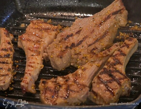 Баранину смазать со всех сторон маринадом и обжарить на разогретой сковороде-гриль до готовности, затем выложить на деревянную доску.
