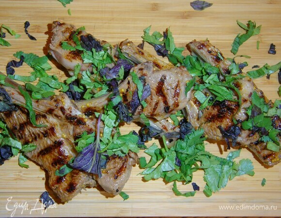 Весь базилик крупно порезать и посыпать горячее мясо.