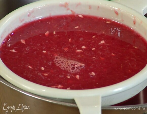 Выжать сок из трех апельсинов (должно получиться 400 мл), процедить через сито в кастрюлю и прогреть на маленьком огне.