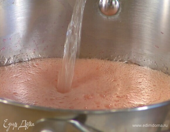 Когда сок станет теплым, всыпать желатин и перемешивать, пока он полностью не растворится, затем снять с огня, влить игристое вино и перемешать.