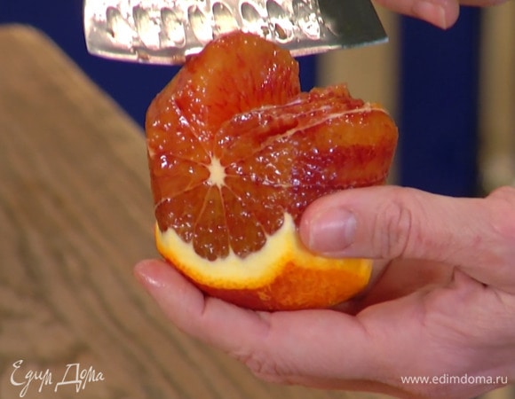 С оставшегося апельсина срезать кожуру и вырезать мякоть из перепонок.